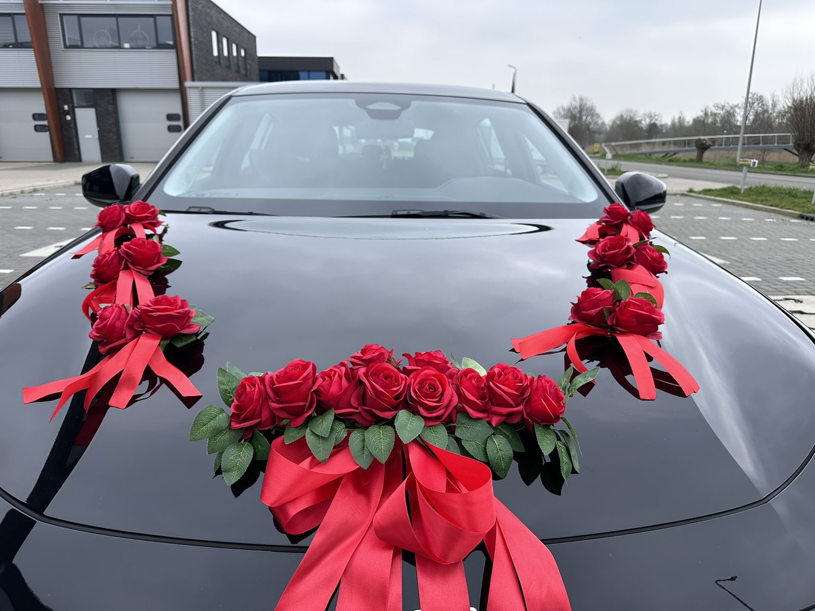 Autoschmuck Hochzeit Auto MAYCA Rosen Rot Gesteck Blumendeko Motorhaube Dekoration Detailaufnahme