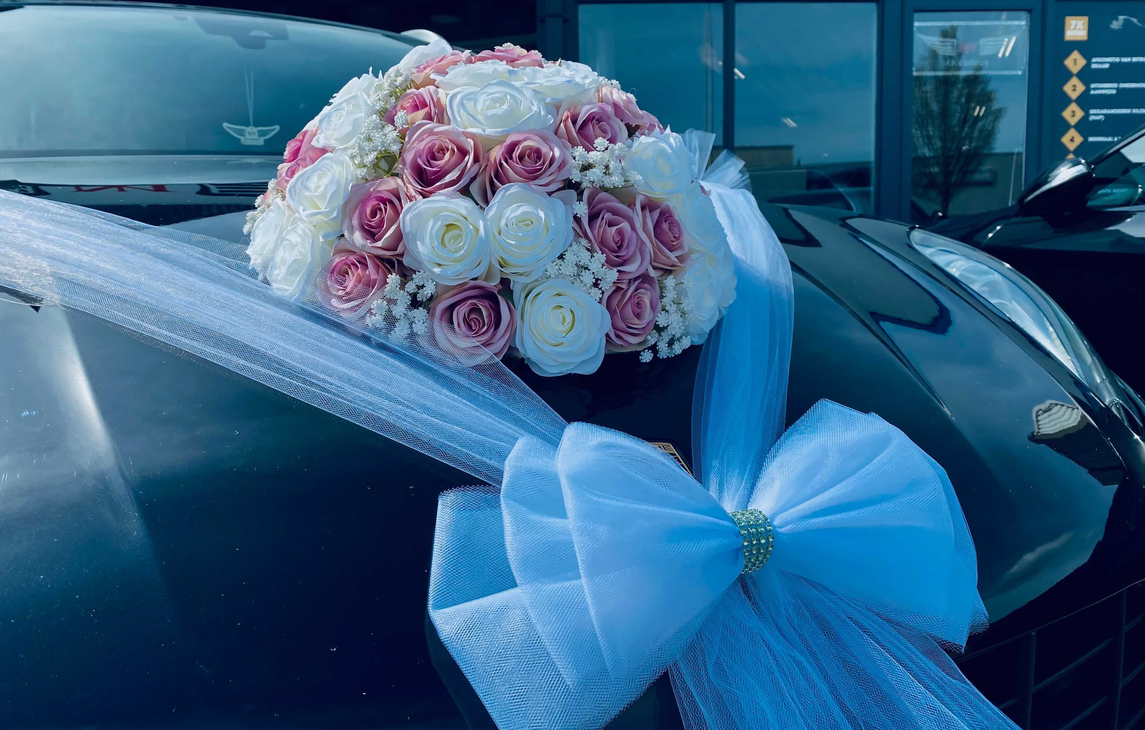 Blumengesteck für die Motorhaube - Macaria