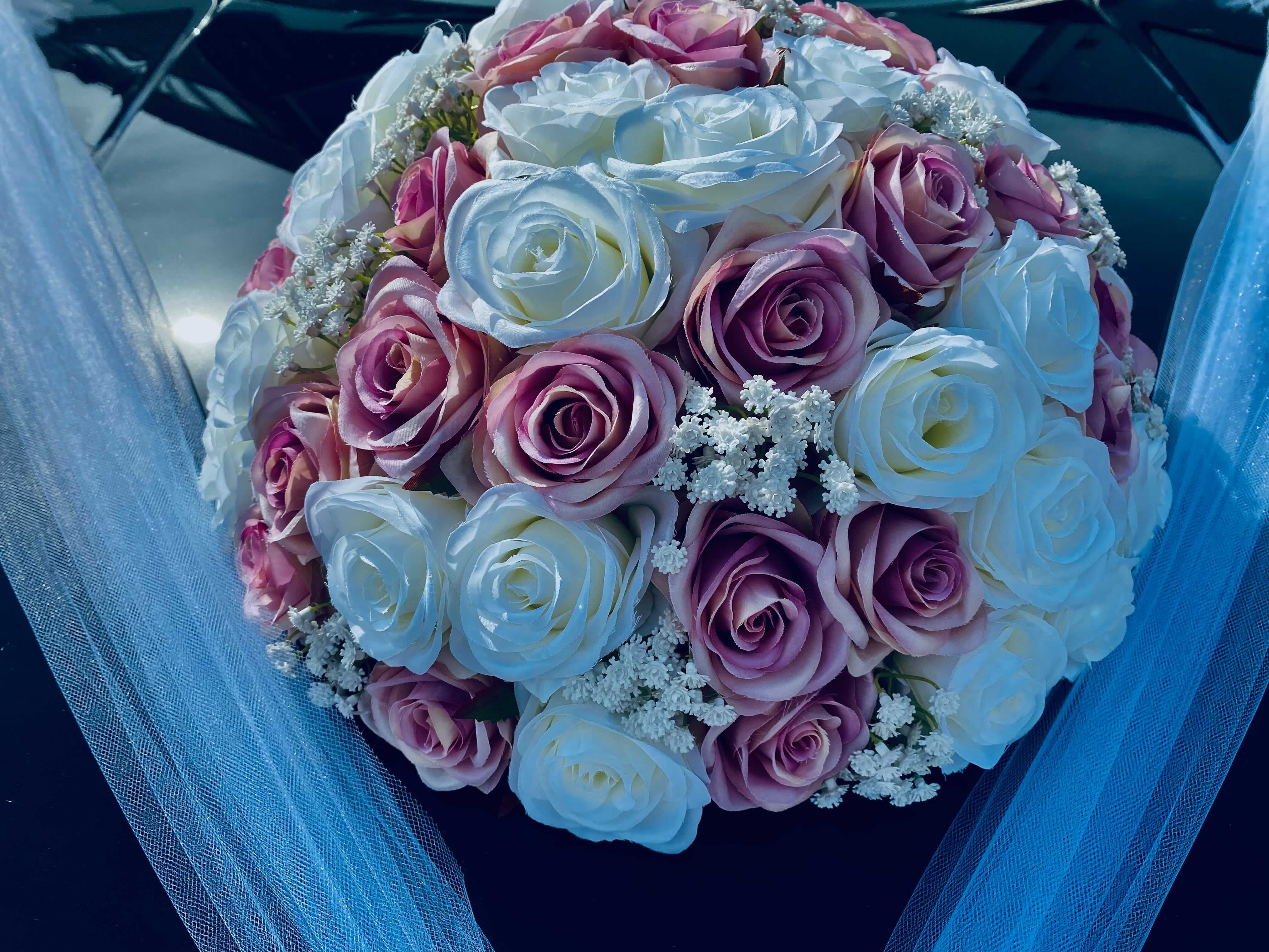 Blumengesteck für die Motorhaube - Macaria