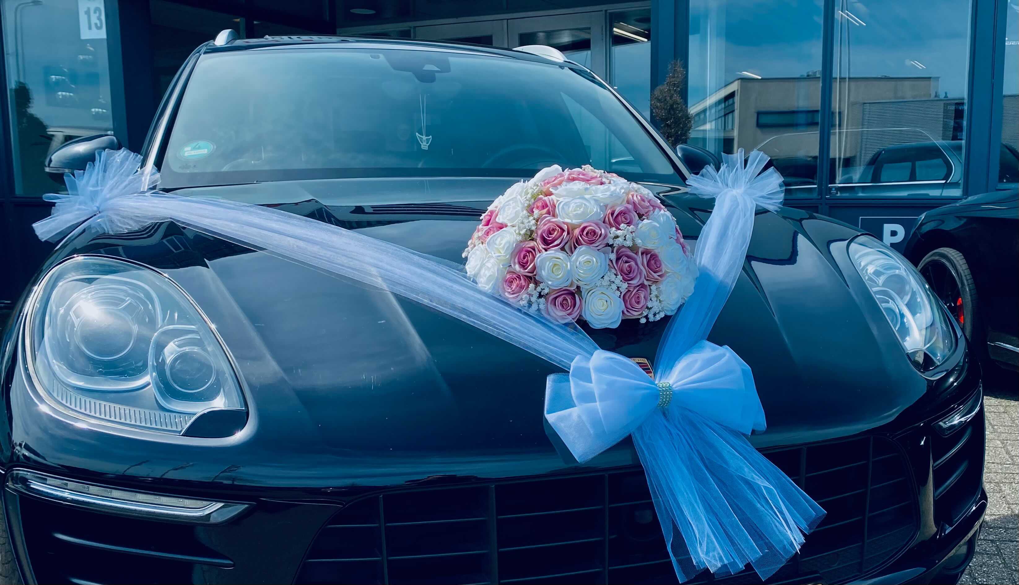 Blumengesteck für die Motorhaube - Macaria