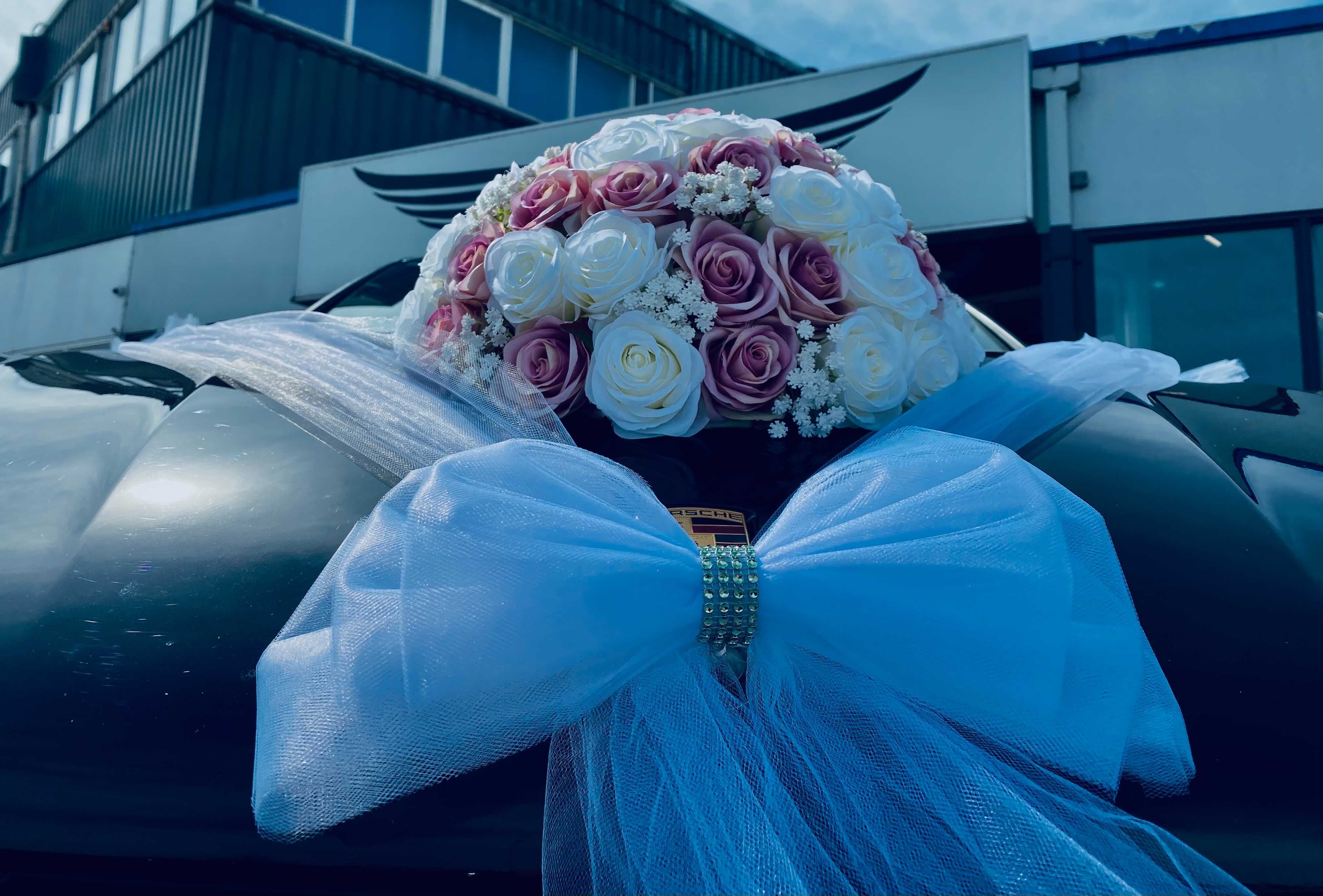 Blumengesteck für die Motorhaube - Macaria