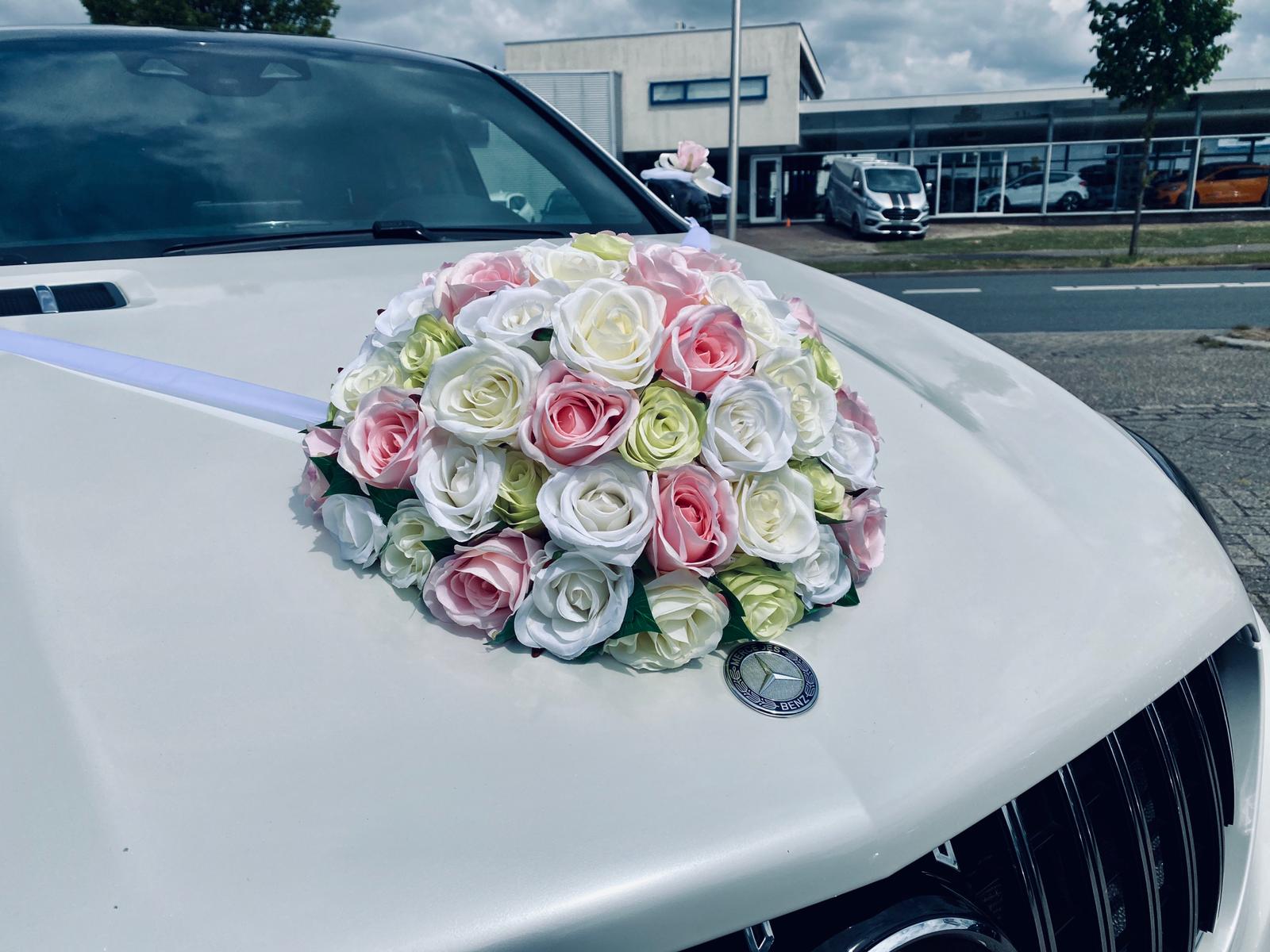 Hochzeits-autodeko autodeko Hochzeit auto Motorhaube Blumen Rosen Gesteck weiß, hellgrün, rosa trauauto