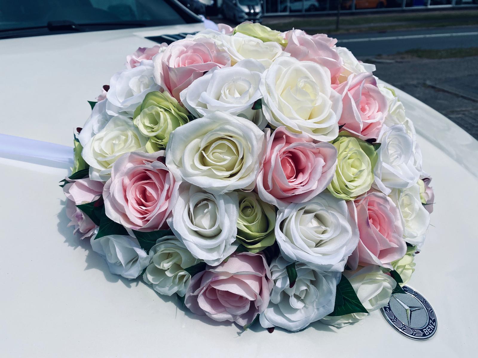 Hochzeits-autodeko autodeko Hochzeit auto Motorhaube Blumen Rosen Gesteck weiß, hellgrün, rosa trauauto