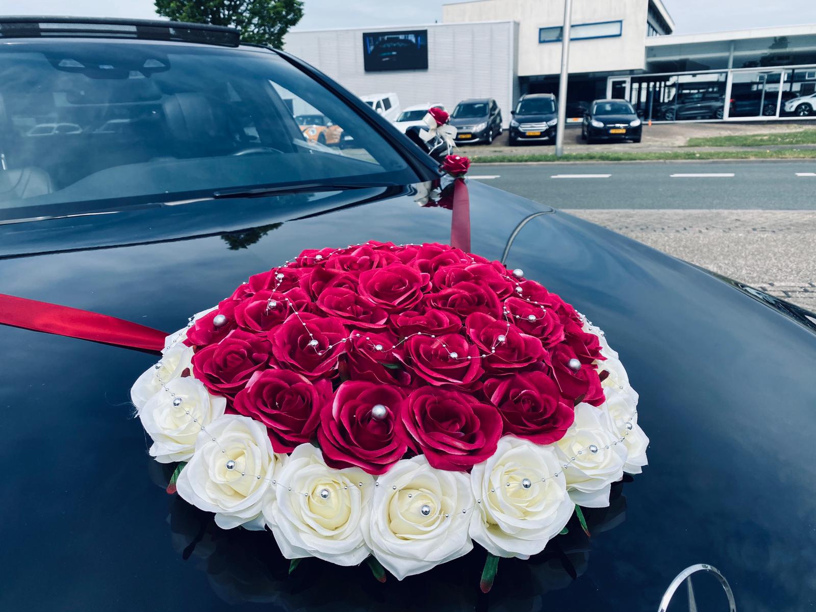 Hochzeits-autodeko autodeko Hochzeit auto Motorhaube Blumen Rosen Gesteck weiß und rot trauauto
