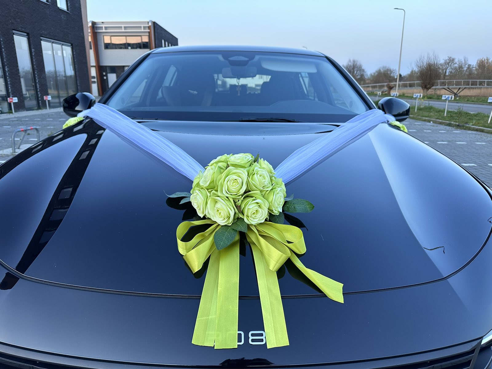 Blumengesteck für die Motorhaube - Nicole Lime