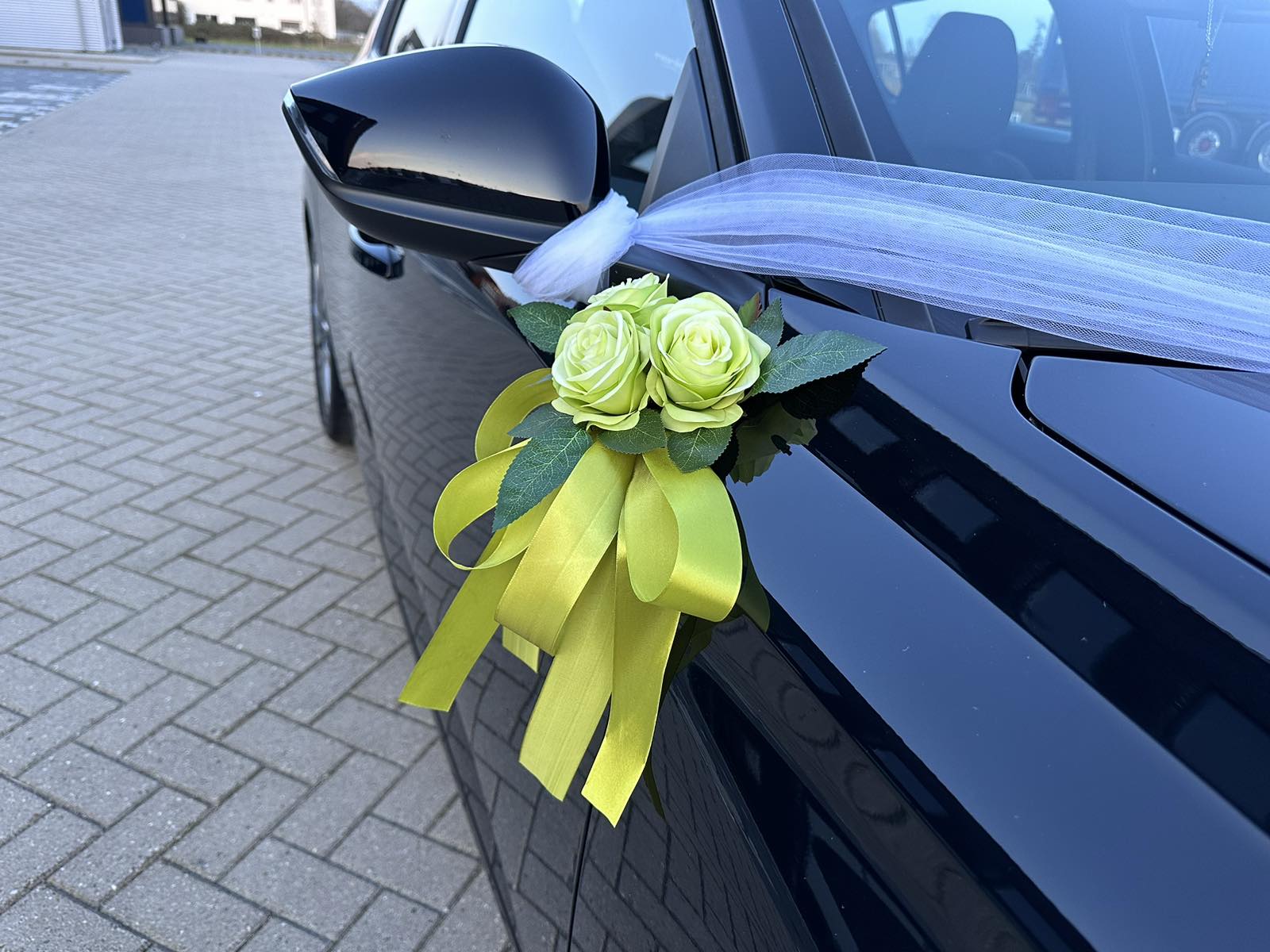 Blumengesteck für die Motorhaube - Nicole Lime