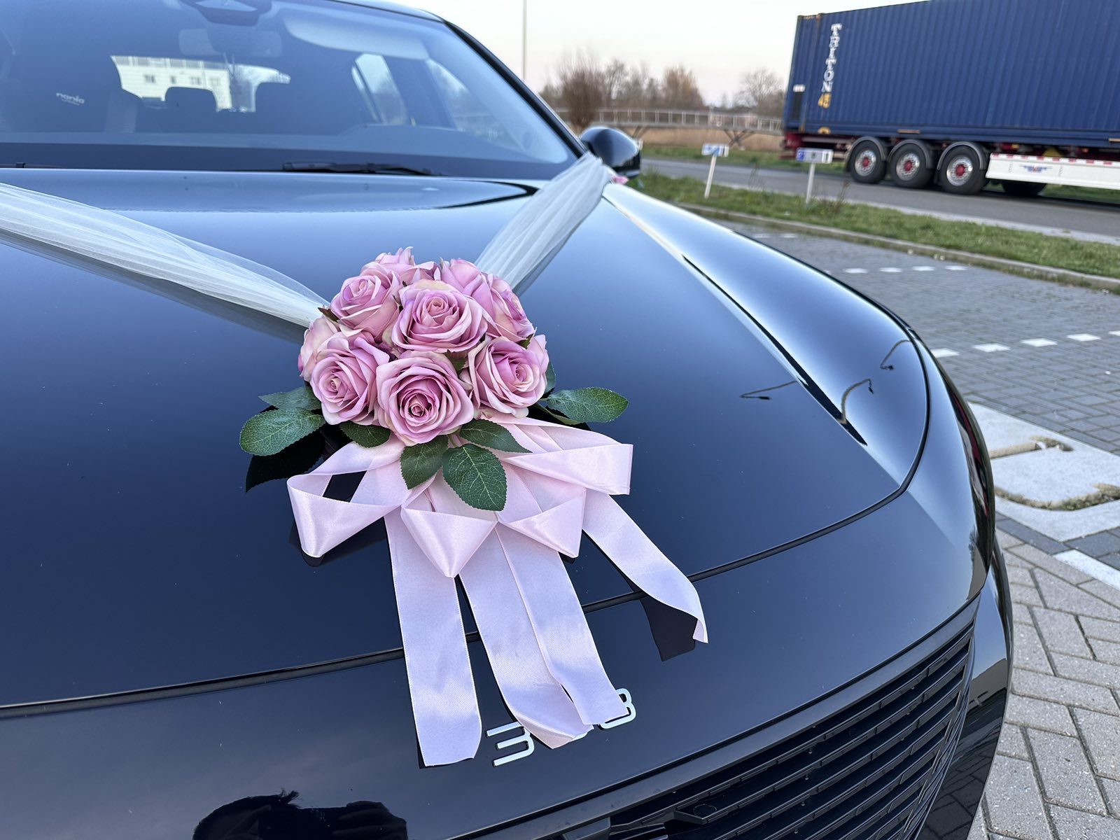 Blumengesteck für die Motorhaube - Nicole Rose