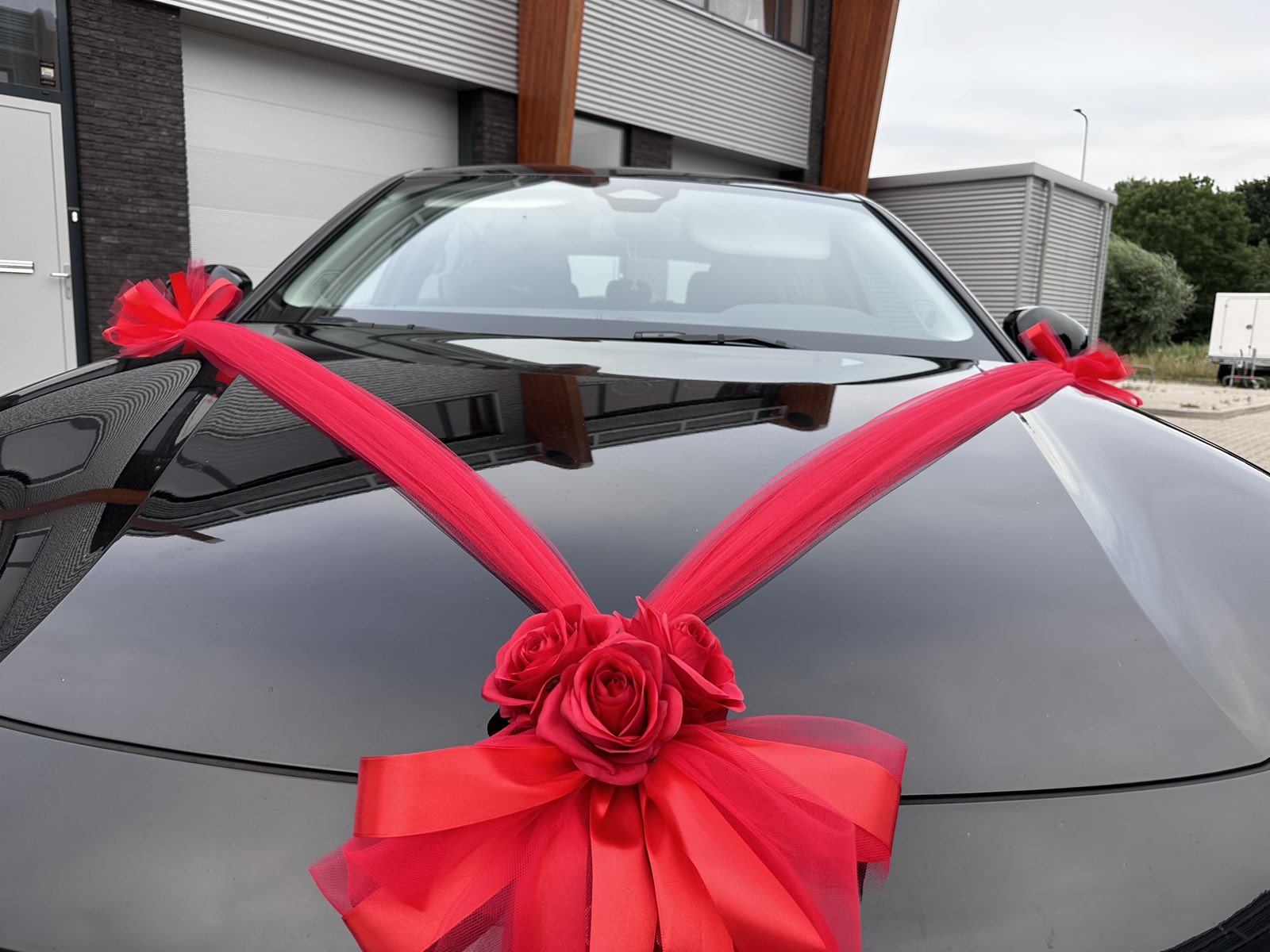 Autoschmuck Hochzeit Auto CLARA Rosen Rot Blumendeko Motorhaube Dekoration Nahaufnahme