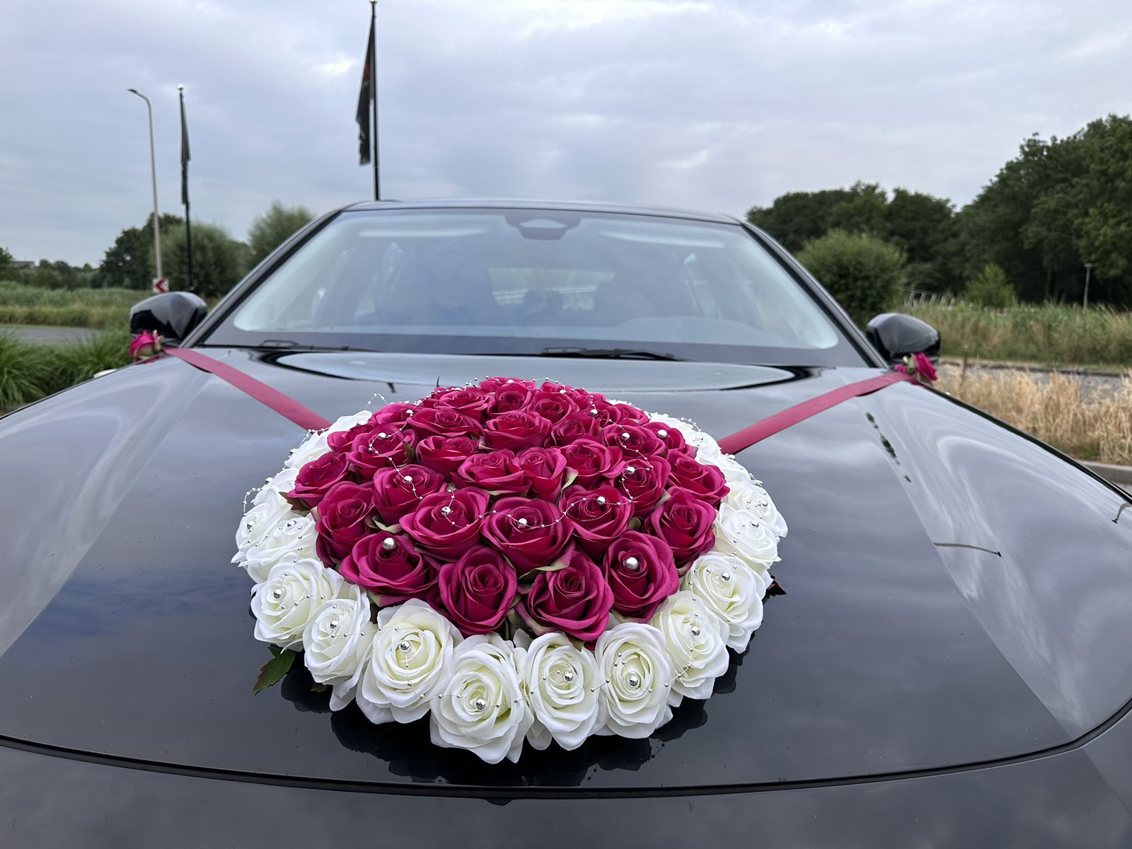 Autoschmuck Hochzeit Auto EVA Rosen Gesteck XXL Rot Weiss Ecru Komplett Set Blumendeko Motorhaube Dekoration Nahaufnahme