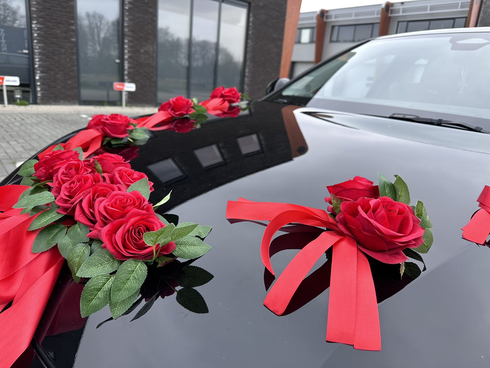 Autoschmuck Hochzeit Auto MAYCA  Rosen Rot Gesteck Blumendeko Motorhaube Dekoration Nahaufnahme