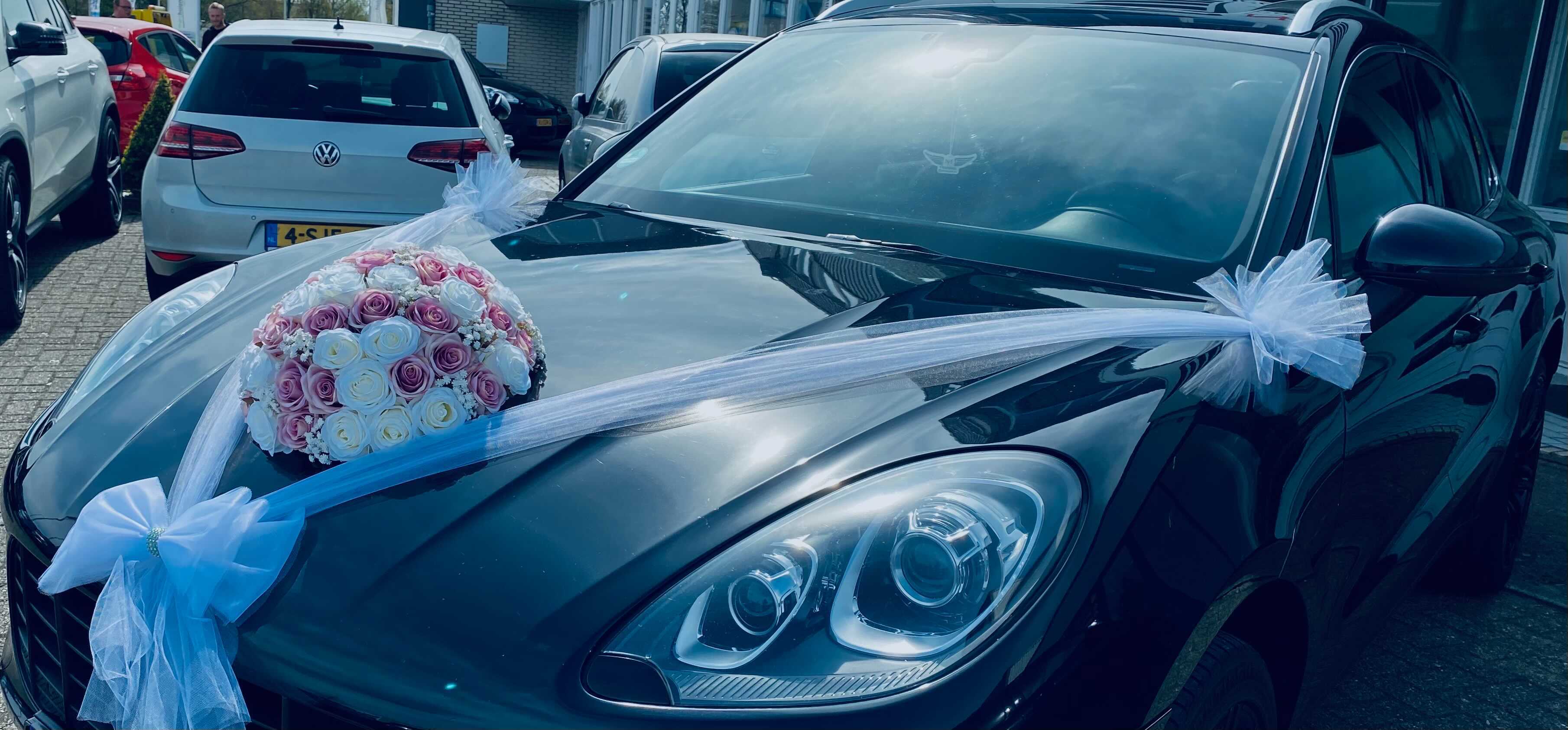 Blumengesteck für die Motorhaube - Macaria