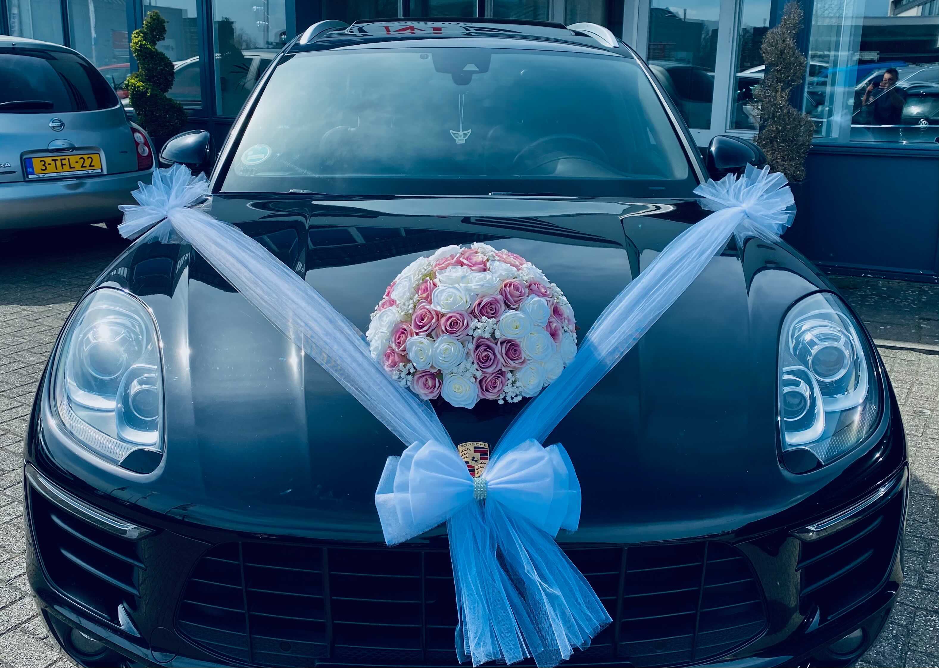 Blumengesteck für die Motorhaube - Macaria