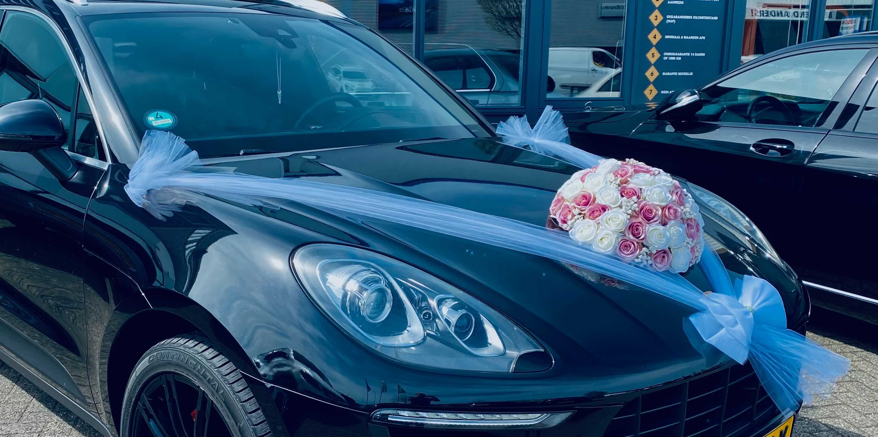 Blumengesteck für die Motorhaube - Macaria