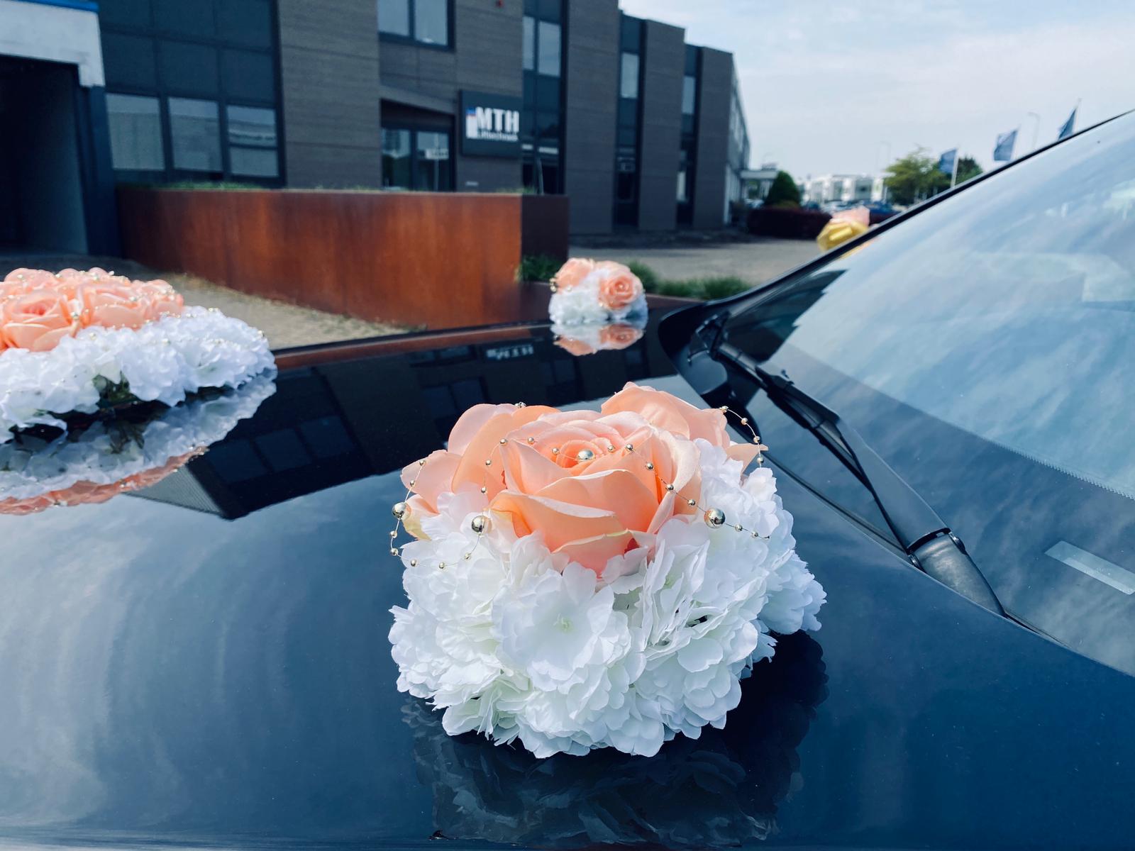 Blumengesteck für die Motorhaube - Emily