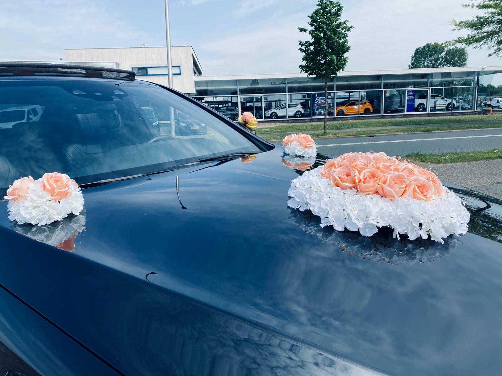 Blumengesteck für die Motorhaube - Emily