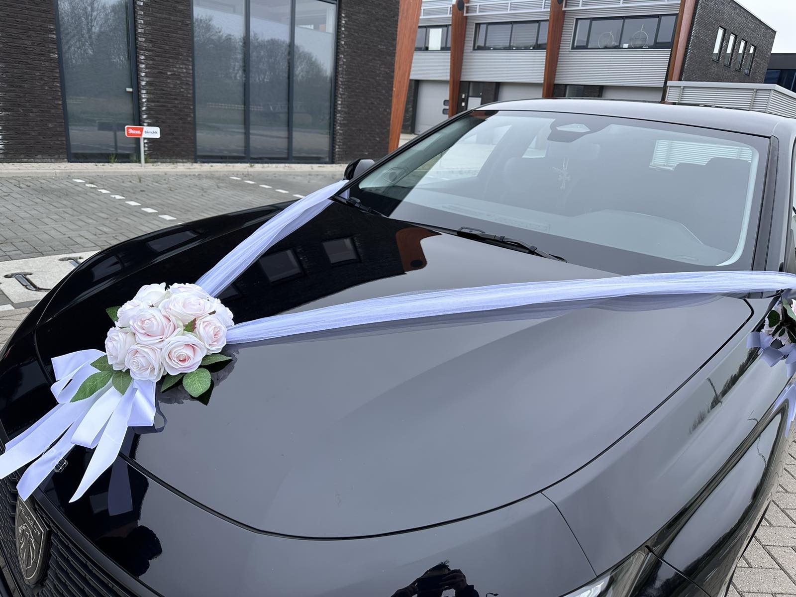 Blumengesteck für die Motorhaube - Nicole Puderrosa