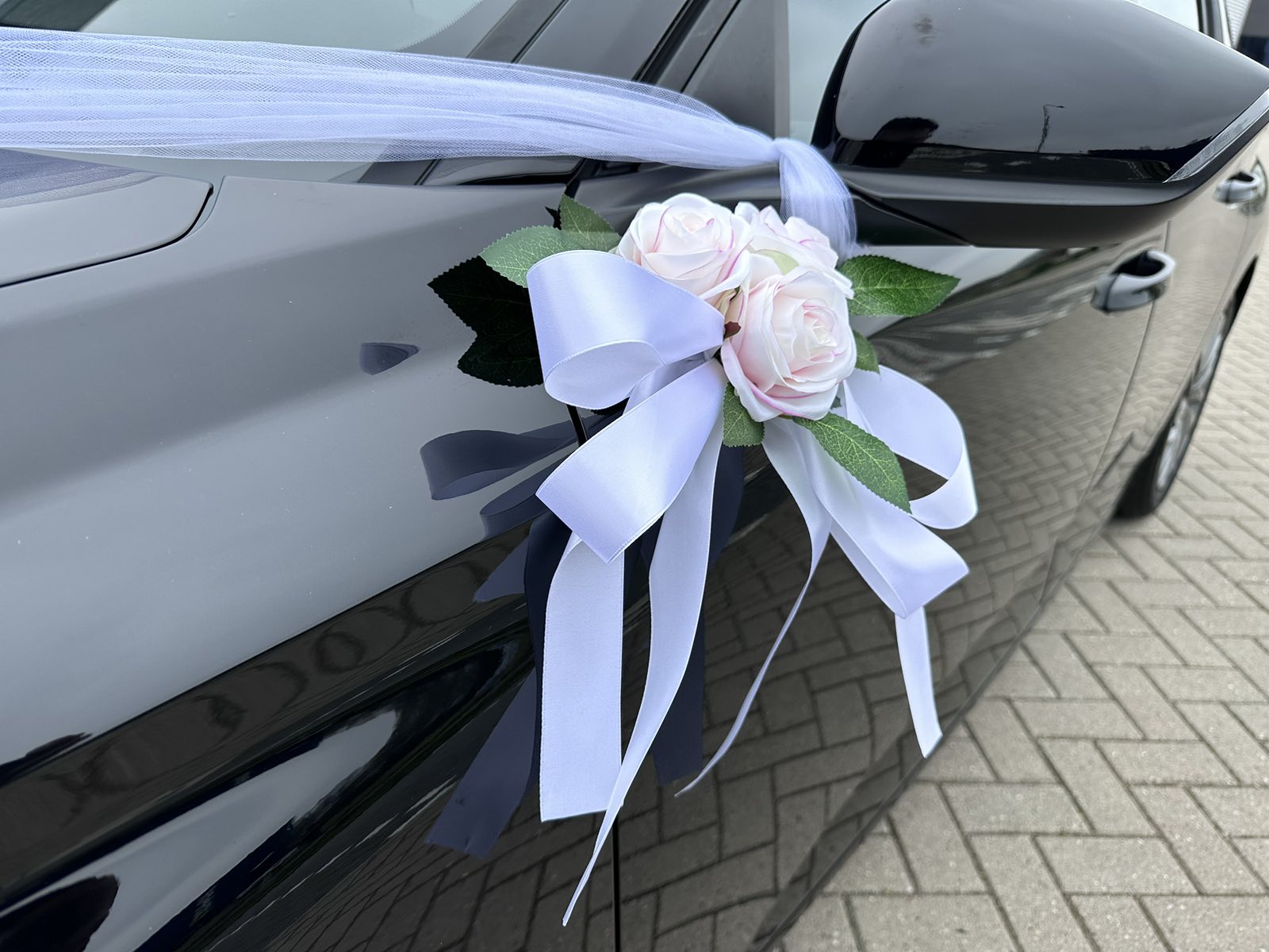 Blumengesteck für die Motorhaube - Nicole Puderrosa