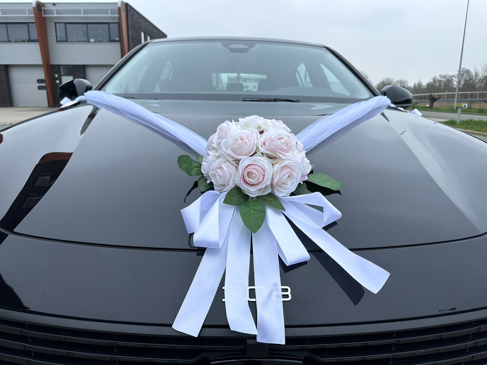 Blumengesteck für die Motorhaube - Nicole Puderrosa